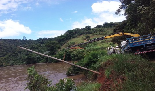 imagem destaque da noticia Fortes chuvas causam queda de poste em Cabreúva