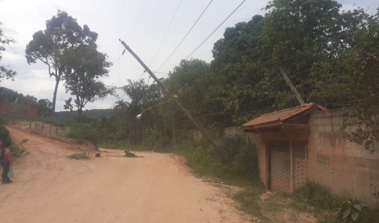 imagem destaque da noticia Queda de árvore exige a substituição de poste em Araçariguama