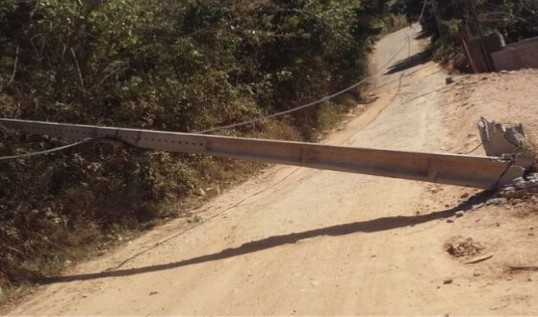 imagem destaque da noticia Caminhão colide com o poste e causa interrupção no fornecimento de energia