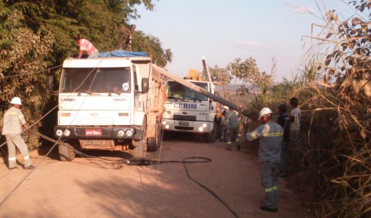 imagem destaque da noticia Acidente com caminhão causa interrupção no fornecimento de energia
